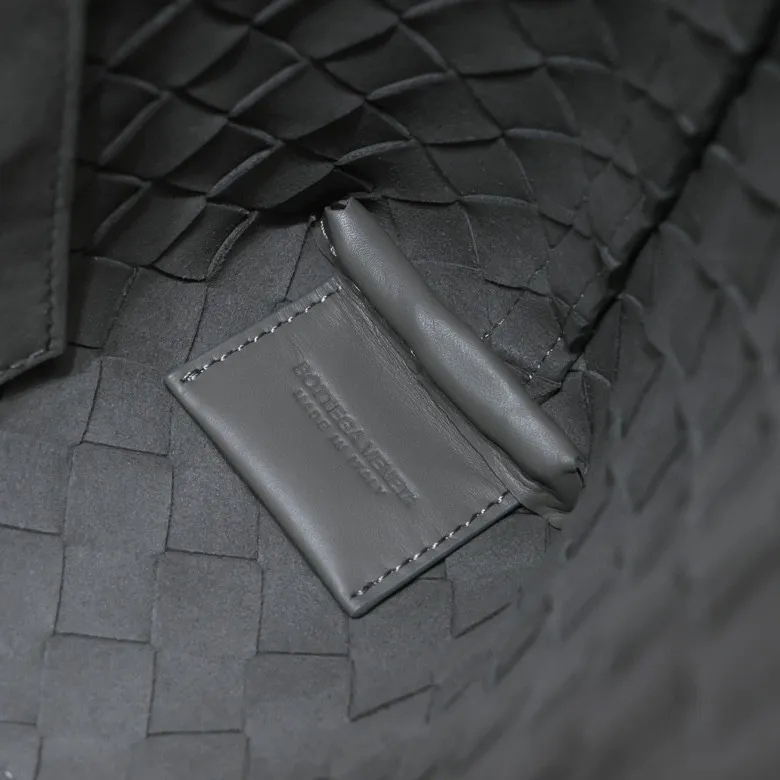 Ready-made BV new men's briefcases💼Different sizes and different styles of briefcases are suitable for any man. They can be matched with casual or formal wear🉑️A must-have choice for the workplace💼 ⚠️Original leather, original leather, using exquisite craftsmanship to weave different sizes on the leather🪡🪡 It presents a full sense of high-end, simple and unique design, will definitely make you grand and fashionable in the workplace Style number: 39*30.5*11, model number: 8814